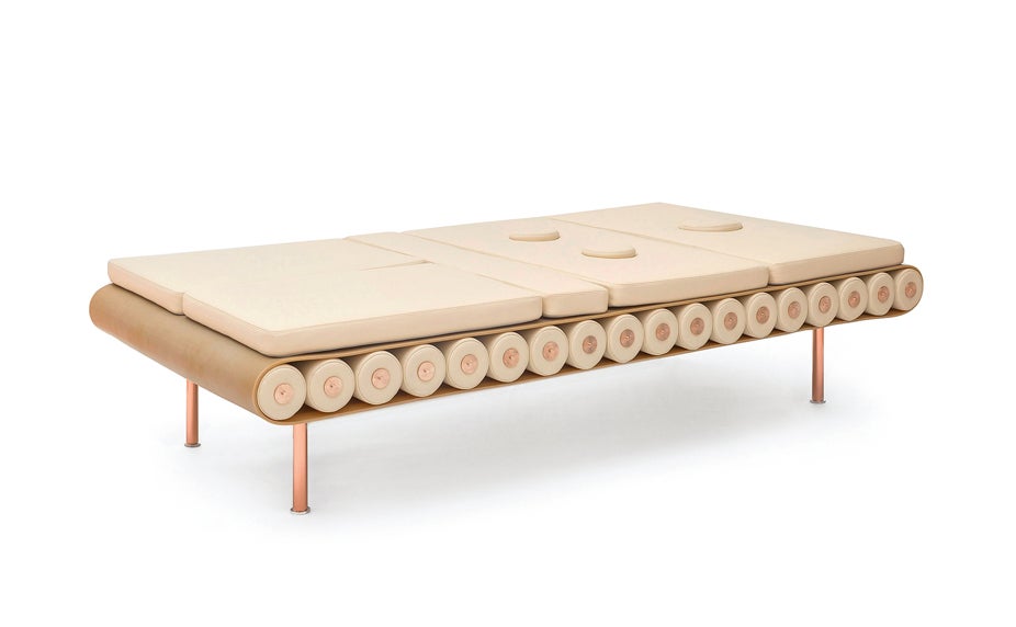 Realizada en cuero con caucho natural y detalles en latón galvanizado, esta tumbona se llama Massaje.