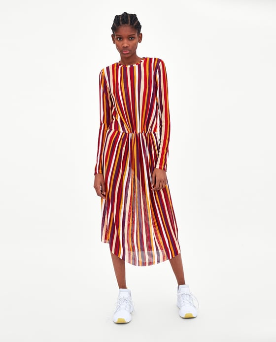 Vestido de rayas horizontales efecto estilizador con los colores del arcoíris de Zara (17,95 euros)