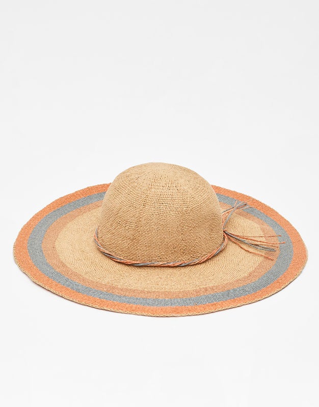 Pamela con lazo de Pull & Bear (17,99 euros)