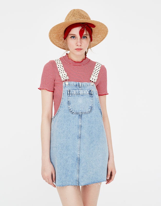 Pichi vaquero con los tirantes de lunares de Pull & Bear (22,99 euros)