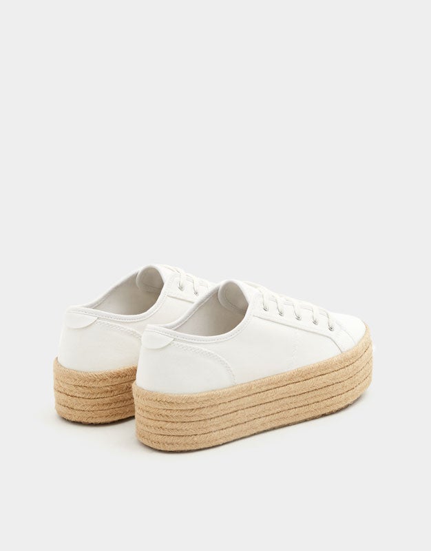 Zapatillas blancas con suela de yute de Pull & Bear (29,99 euros)