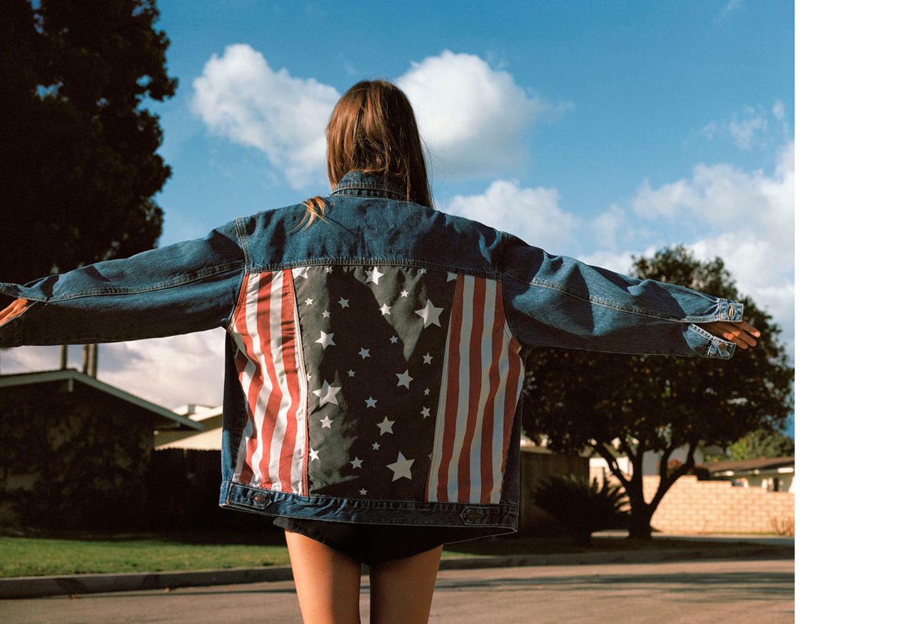 Cazadora vaquera con la bandera de Estados Unidos en la espalda de Pull & Bear. Precio: 35,99 euros.
