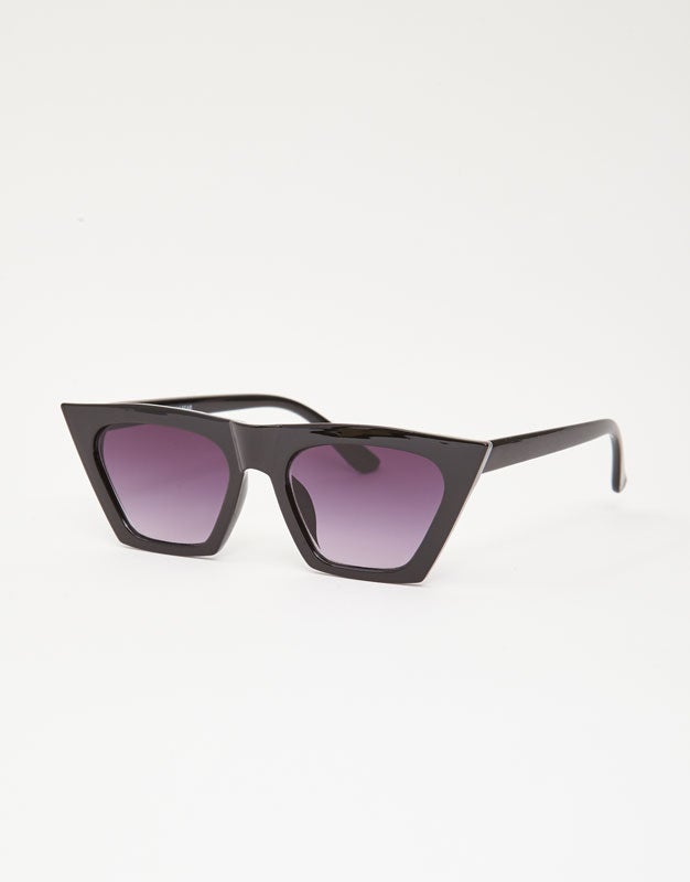 Gafas negras eyecat de Pull & Bear (9,99 euros)