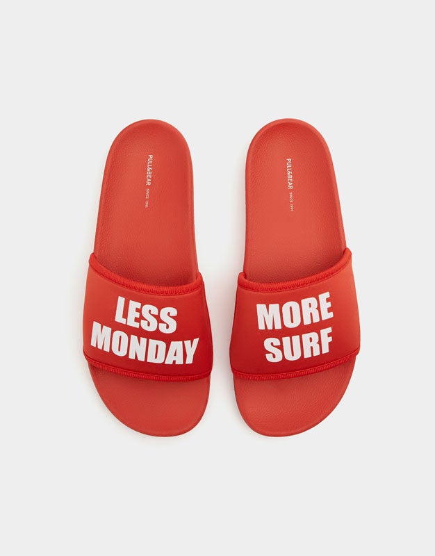Chanclas rojas con mensaje de Pull & Bear (17,99 euros)