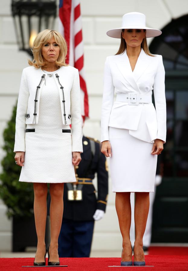 Casualidad o no, aunque sus looks eran difrerentes, las dos primeras damas parecía que estaban conjuntadas para no desentonar