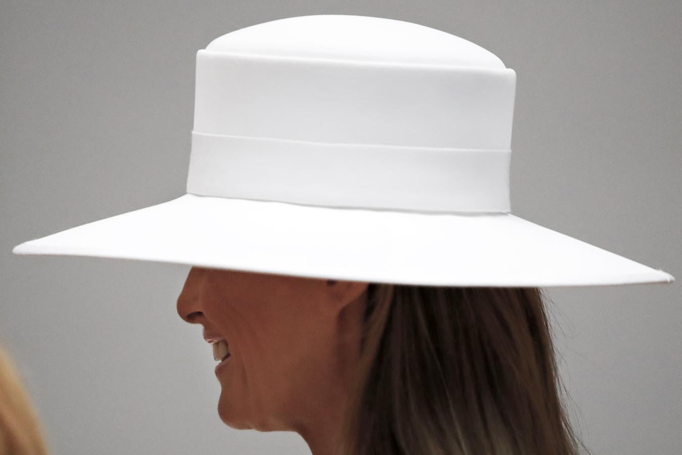 Empecemos por el sombrero, lo más llamativo del look. ¿Podría ser más elegante y a la vez más sencillo? Puntazo para Melania Trump que lo coordinó con el color del conjunto