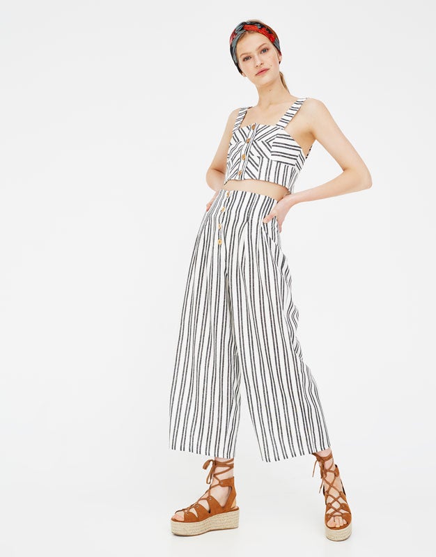 Pantalón de rayas con cierre de botones de Pull & Bear (25,99 euros)