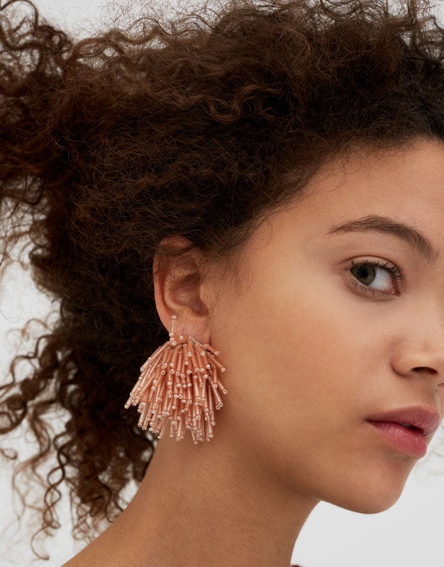 Pendientes de cuentas nude en forma de cascada de Pull & Bear (7,99 euros)