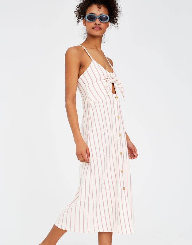 Vestido de rayas con abertura a la altura del abdomen de Pull & Bear (22, 99 euros)