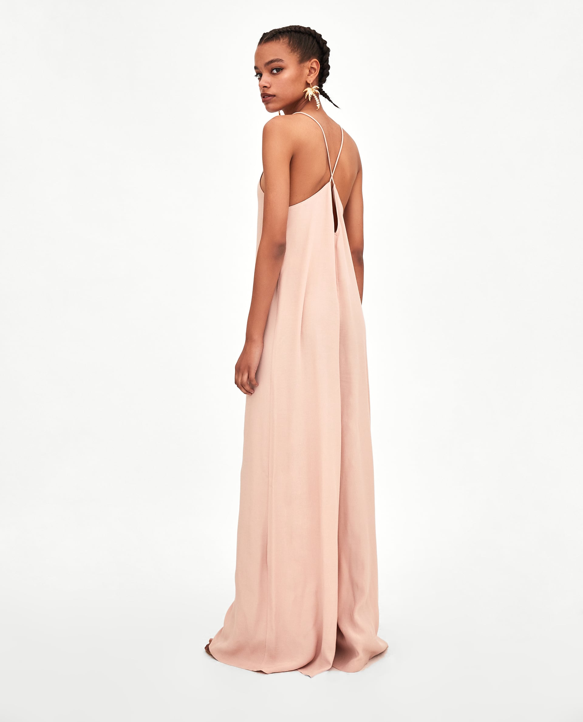 Un mono nude fluido (29.95 euros), perfecto para estar cómoda y, además, derrochar estilo. Su color neutro te permitirá jugar como quieras con los complementos.