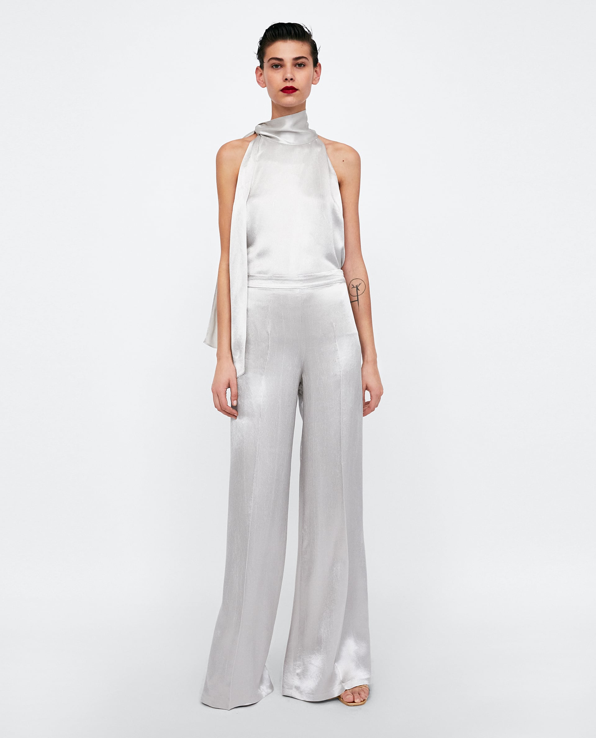 Este conjunto metalizado de top halter con lazo (29.95 euros) y pantalón palazzo (39.95 euros) nos parece la definición perfecta de elegancia y acierto 'cheap&chic'.