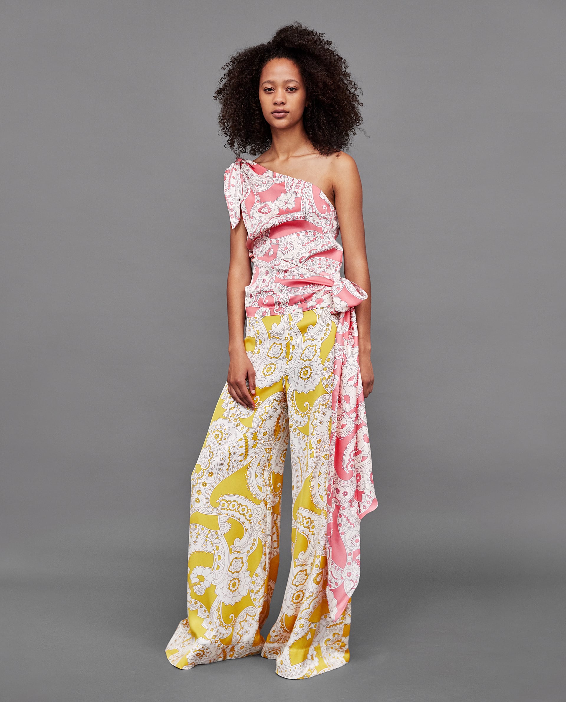 Atrevido, lleno de color, llamativo... ¡y perfecto! Esta combinación estampada de pantalón palazzo en amarillo (39.95 euros) y top asimétrico en contraste en rosa (29.95 euros) nos parece la mejor apuesta para una boda de primavera.