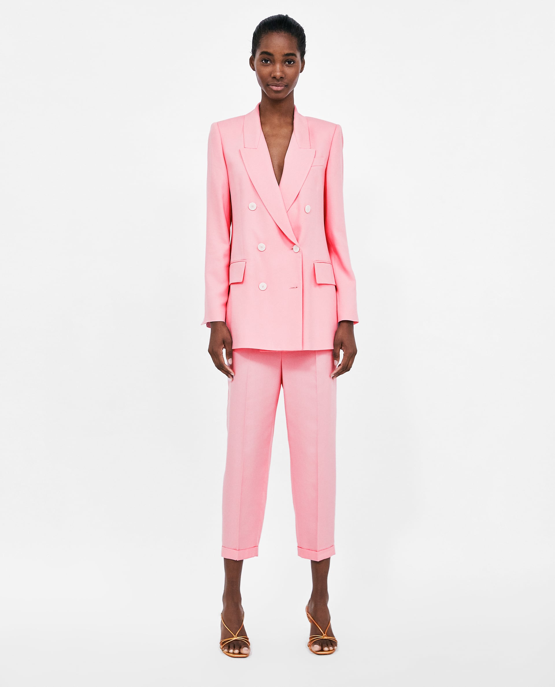 Los trajes en tonos pastel son una de las tendencias de la primavera, y te servirán tanto para ir a la oficina, como a una boda de día. Combínalo con pamelón y sandalias y clutch joya, y tendrás un look de invitada perfecto. (Precio: 59.95 euros la chaqueta y 29.95 euros el pantalón).