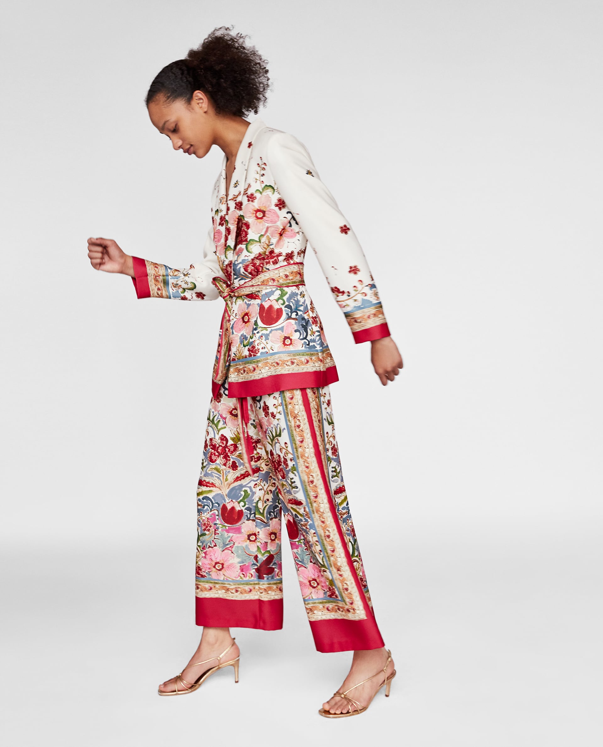 Este conjunto de con estampado pañuelo es súper elegante, y una opción perfecta para tu look de invitada tanto de día como de noche. El kimono cuesta 69.95 euros y el pantalón 39.95 euros.