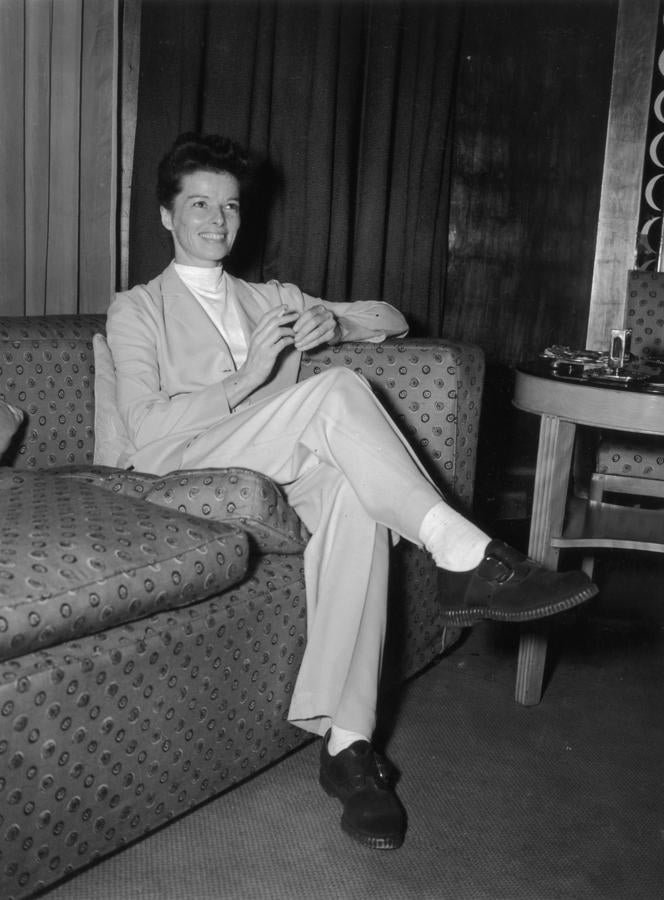 Katherine Hepburn fue una de las primeras mujeres que llevar  traje y zapatos  como los hombres. Y sí, también fumaba. Con ella no iba lo convencional.