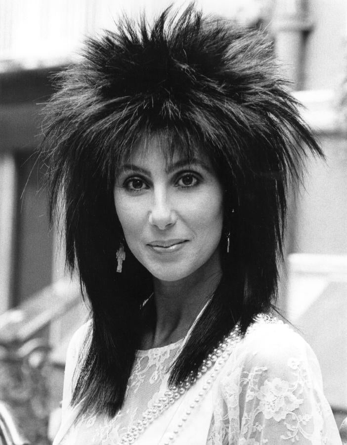 Y en el cabello Cher volvió a ser un icono durante los años 80 con su pelo al estilo punk.