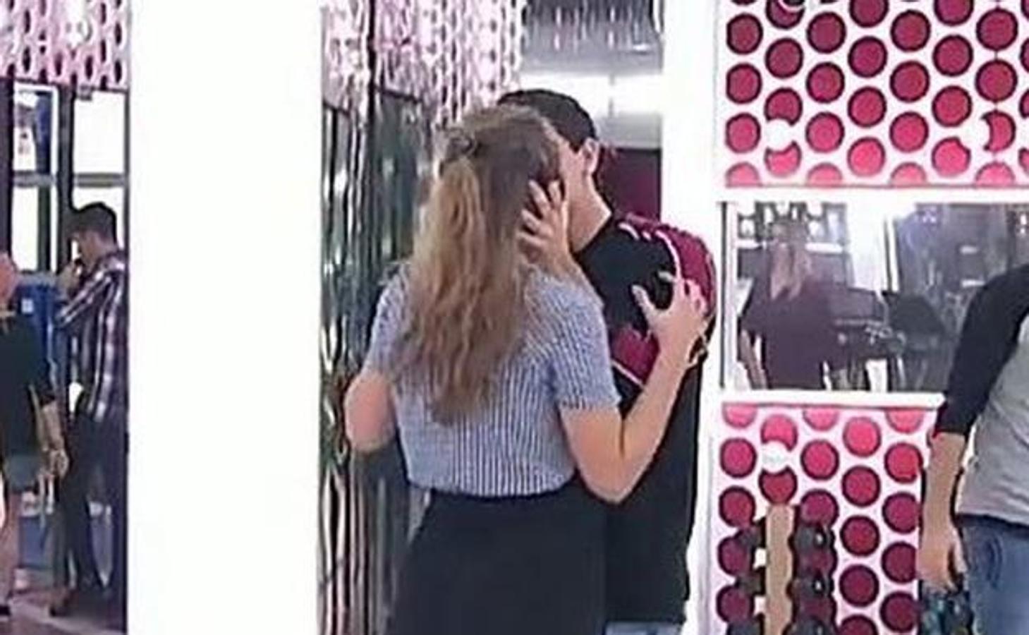 Alfred y Amaia durante su paso por la Academia de 'Operación Triunfo' dándose un apasionado beso en la boca.