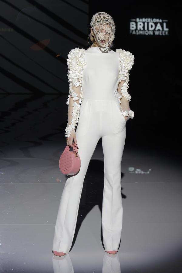 Una novia con bolso, con pantalón, con aires setenteros y con notas de color. ¿Puede ser más provocador, y maravilloso, este look nupcial?