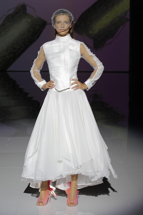 Las novias de Isabel Zapardiez nos invitan a hacer un sofisticado viaje al pasado con diseños de inspiración 'retro' como este.