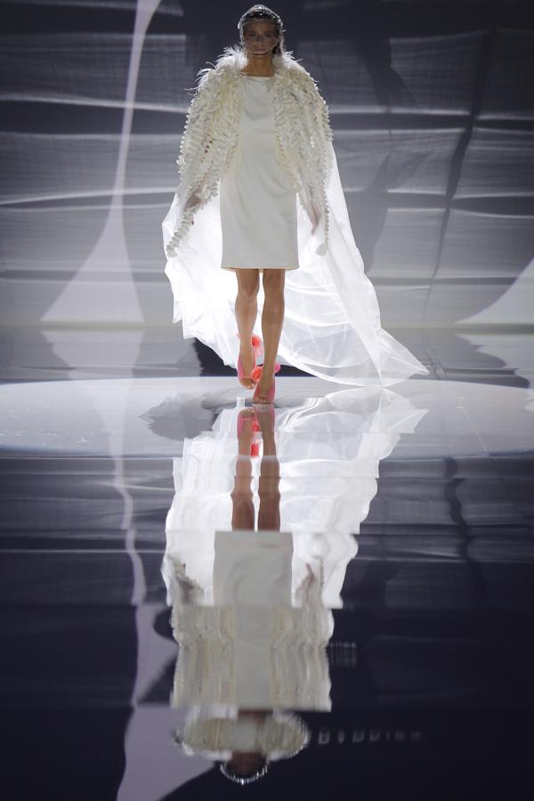 Las novias con vestido corto cada vez nos gustan más, sobre todo si añaden una capa con cola tan espectacular como la de este look de Isabel Zapardiez.