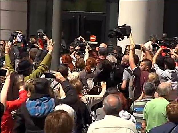 Multitud de personas esperaban a las puertas de la Audiencia de Navarra la sentencia contra La Manada.