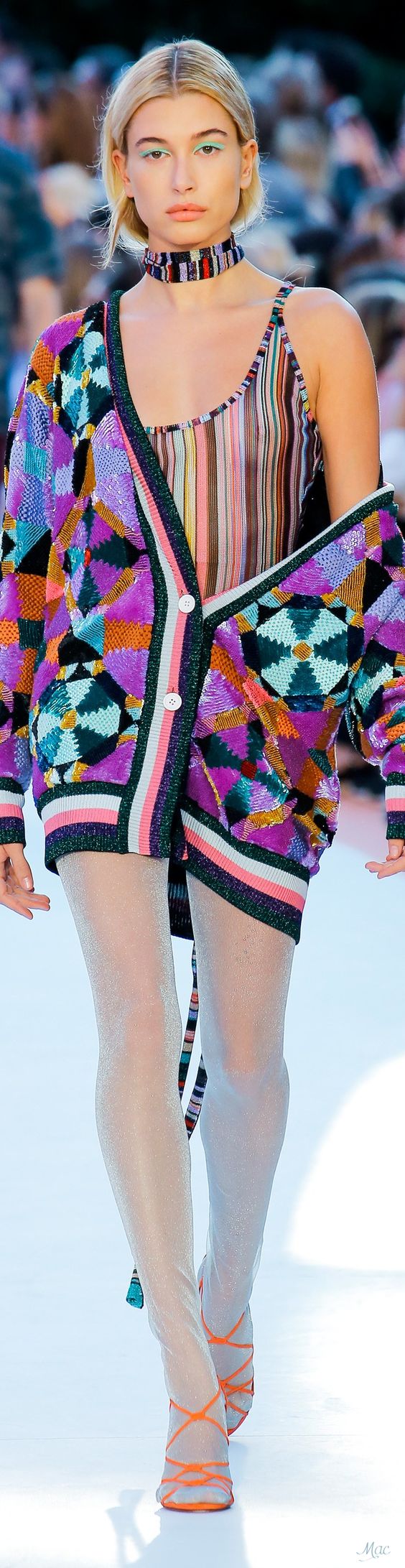 Puede ser una línea muy marcada, como la lleva Hailey Baldwin, o en un estilo más convencional, el ahumado en azul eléctrico de Kim Kardashian