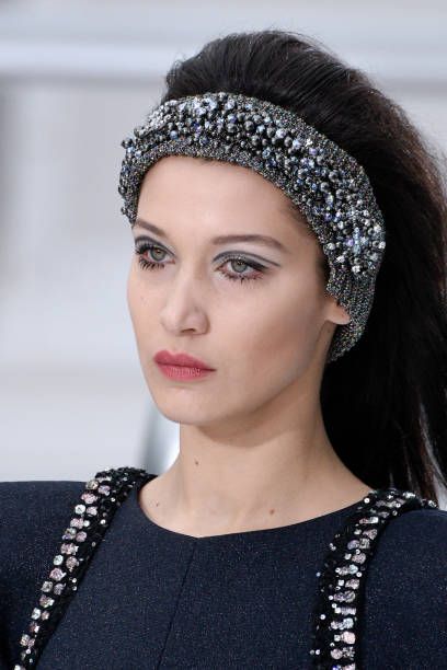 La cita puede ser directamente a los 60, como en la opción que presentó Chanel y que lleva Bella Hadid...