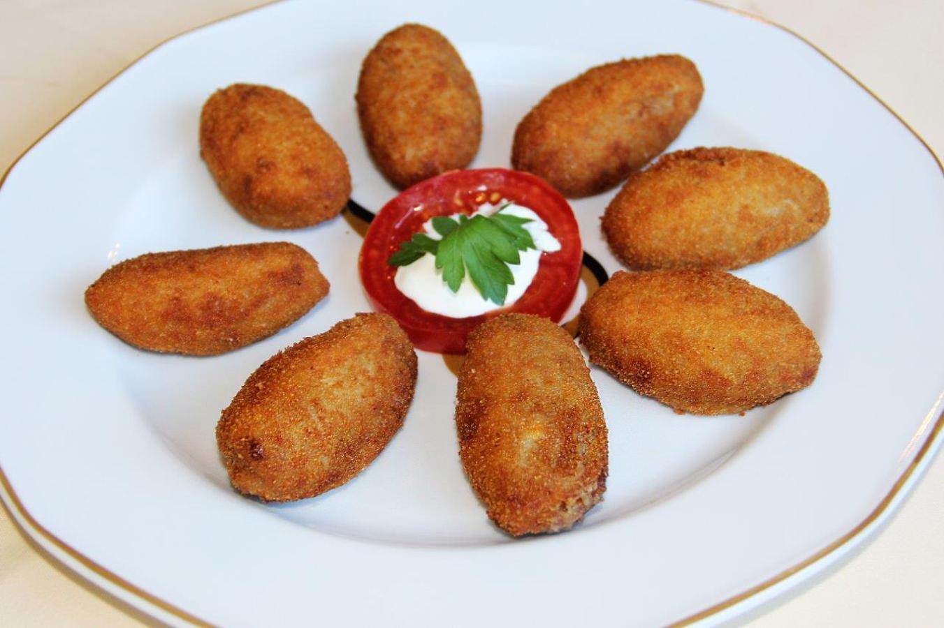 La Cruz Blanca (pero la tasca de Vallecas, en la calle Carlos Martín Álvarez, 58, de Madrid, no la cadena de cervecerías)  hace el mejor cocido de Madrid y, por ende,  las mejores croquetas de cocido que podrás probar en tu vida.