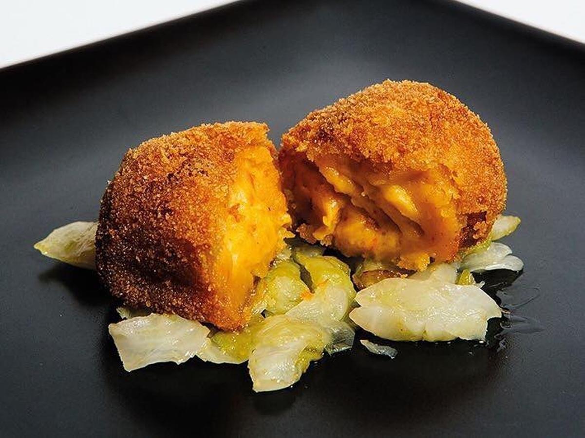 ¿ Croquetas de cocido veganas ? ¿Por qué no? No te pierdas las de Distrito Vegano, elaboradas con leche de soja e ingredientes 'cruelty free', en la Calle del Dr. Fourquet, 32, de Madrid.