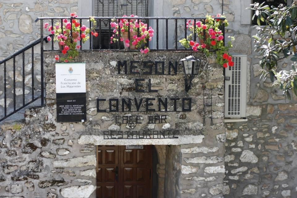 En San Pedro de los Majarretes (una pequeña pedanía del pueblo cacereño de Valencia de Alcántara), en un antiguo edificio franciscano del s.XV, encontramos el Mesón El Convento, donde podrás probar unas  croquetas de perdiz (que por algo es tierra de caza) de intenso sabor, interior cremoso y crujiente rebozado. Están tan ricas, que a nadie le da tiempo a hacerles una foto...