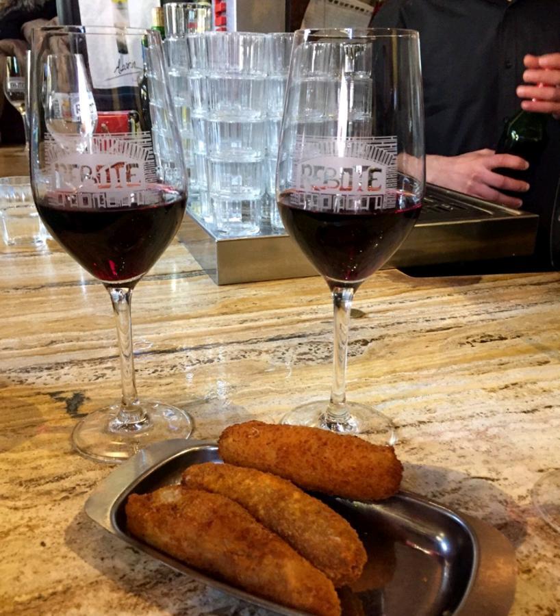 Salir de tapas por León debería ser obligatorio al menos, un par de veces al año. Cuando vayas ( aquí te damos unas cuantas razones gastronómicas para hacerlo ), pide un corto o un Prieto Picudo en El Rebote (Plaza de San Martín, 9), y acompáñalo ¡gratis! de uno de sus  croquetones de morcilla, pizza (sí, pizza), cecina, jalisco, queso, chorizo o bacon con cheddar .