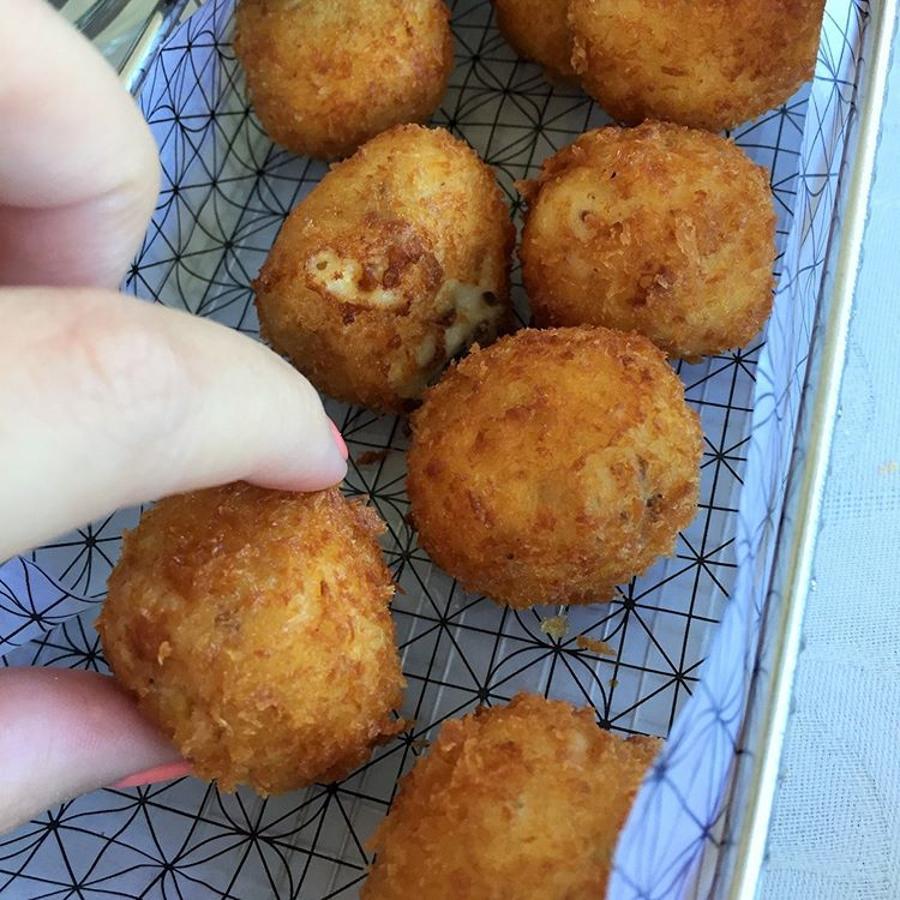 Los restaurantes del Grupo La Máquina tiene una de las cartas con mejor calidad-precio de Madrid. Entre sus platos, no podían faltar las croquetas de La Cantina (Sor Ángela de la Cruz, 17).  De jamón ibérico, de queso azul con nueces o de boletus con escamas de patata .