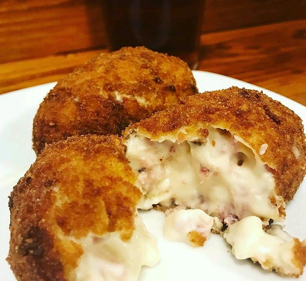 El Melo's (calle Ave María, 44, de Madrid) se hizo famoso fuera de Lavapiés por sus 'zapatillas' (unas increíbles tostas gi-gan-tes con capas y más capas de lacón y queso de tetilla fundido), pero no puedes perderte tampoco  sus cremosísimas y sabrosas croquetas .