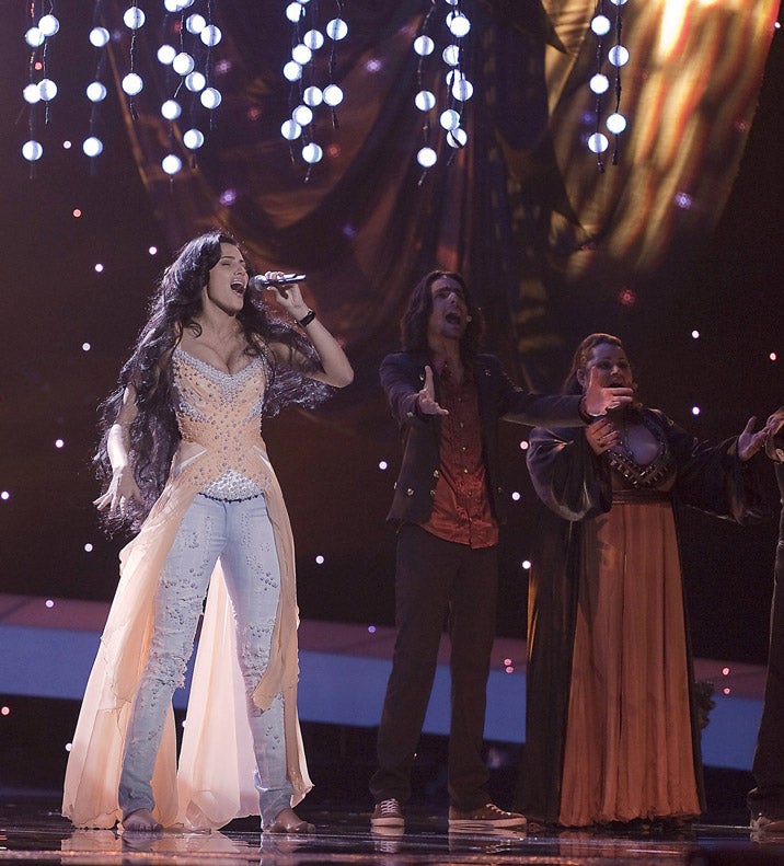 El vestido de tul de princesa lleno de perlas de Eva Rivas (representante de Armenia en Eurovisión 2010) no combina ni de lejos con esos vaqueros.