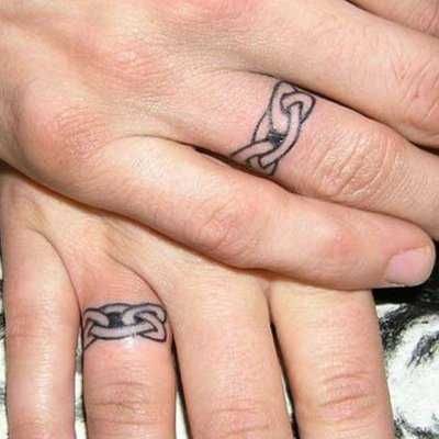 ¿Quién quiere un anillo verdadero si lo puedes llevar tatuado?