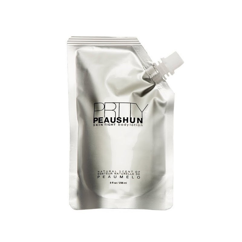 Conocida como photoshop de bote o medias invisibles. Su base emoliente natural contiene unas sutiles partículas reflectoras de la luz que dan a la piel un brillo espectacular y muy favorecedor. Se puede aplicar en la cara, el escote y el cuerpo. Con ingredientes 100% naturales y veganos. (49€, en ikonsgallery.com)