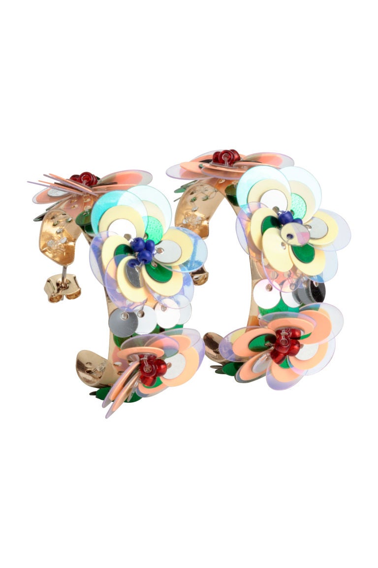 Que un dìa sientes que tienes mala cara, pues añádale un toque de color con unos pendientes como estos con lentejuelas.