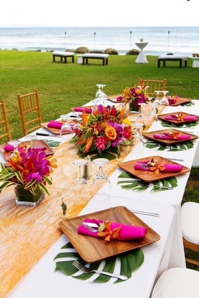 El color es el protagonista  de la decoración de esta mesa, y nos parece una opción sensacional para una boda de verano al aire libre.