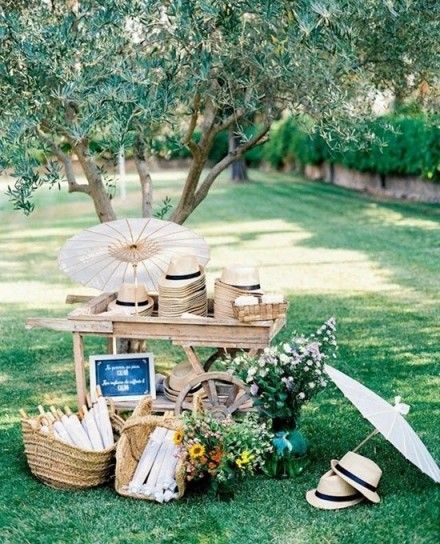 Sombreros, sombrillas, abanicos ... Esta idea de un rincón 'rustic chic' también nos encanta.