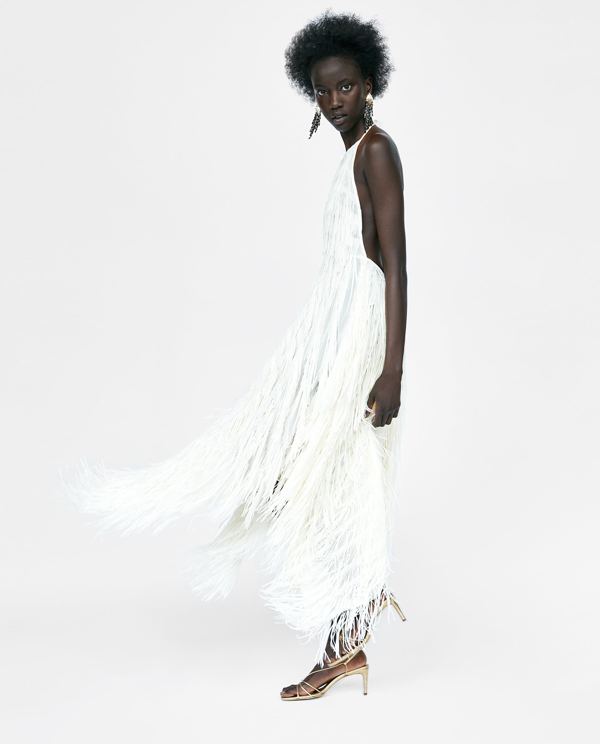 Vale que este vestido no es lo más barato de esta galería, pero nunca habrías pensando que no llegaría a los 80 euros. Los flecos siempre encarecen la ropa y dan ese aspecto lujoso del que hablamos y este vestido viene a demostrarlo.