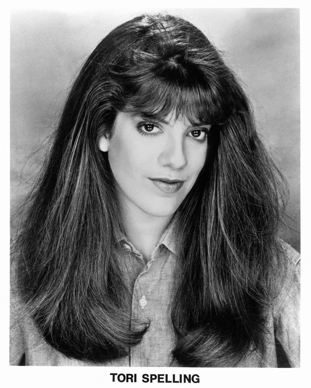 Hija de un magnate de la televisión, el productor Aaron Spelling, se convirtió en una especie de antecedente de Paris Hilton al hacerse famosa, gracias a la fortuna de papá, en “Sensación de vivir”, la serie más icónica de los años 90. Aquí tenía 14 años y, como ella misma dice en su perfil de Instagram, la foto está tomada “antes de Donna, antes de teñirme, antes de las planchas...”.