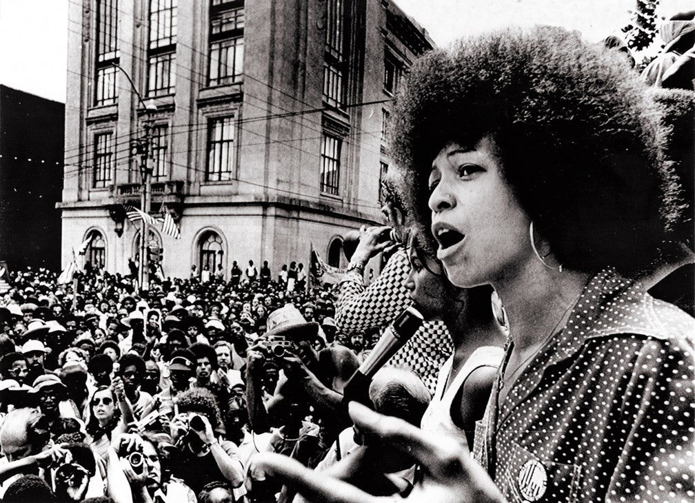 Ángela Davis, en una manifestación por los derechos civiles, en Washington (1974).