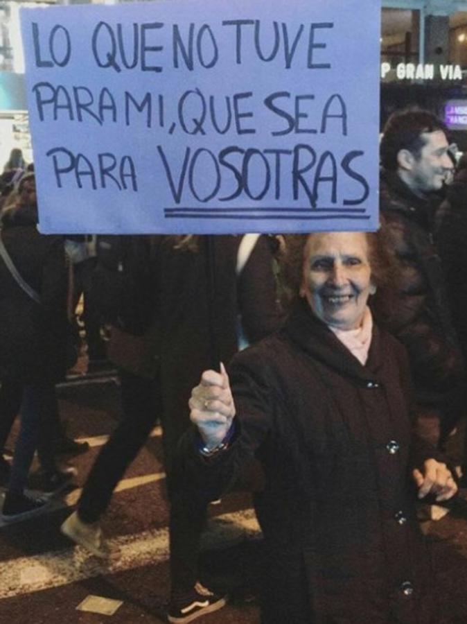 Acudió a la masiva manifestación de Madrid con una pancarta que se viralizó como ejemplo de sororidad entre generaciones: "Lo que no tuve para mí, que sea para vosotras".