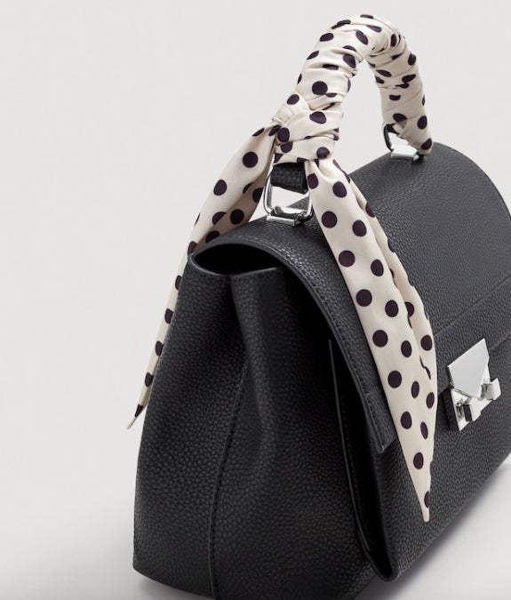 Bolso con asa de lunares de Mango: 29,99 euros.