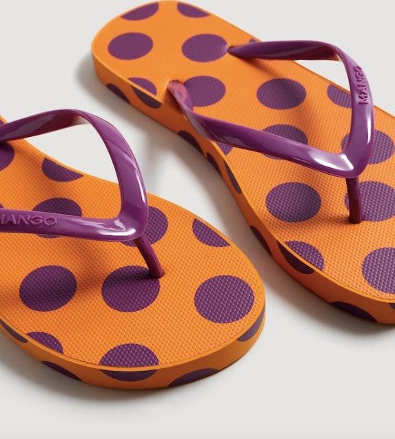 Chanclas estampadas de Mango: 17,99 euros.