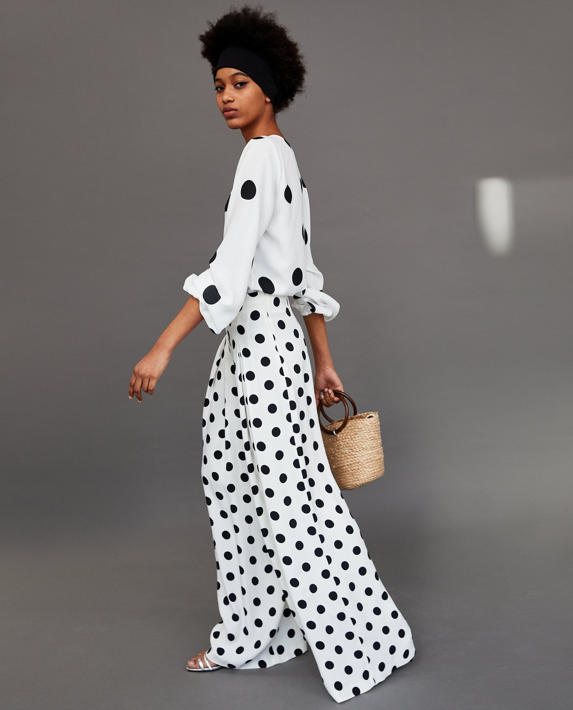 Pantalón de lunares con pliegues de Zara: 39,95 euros.