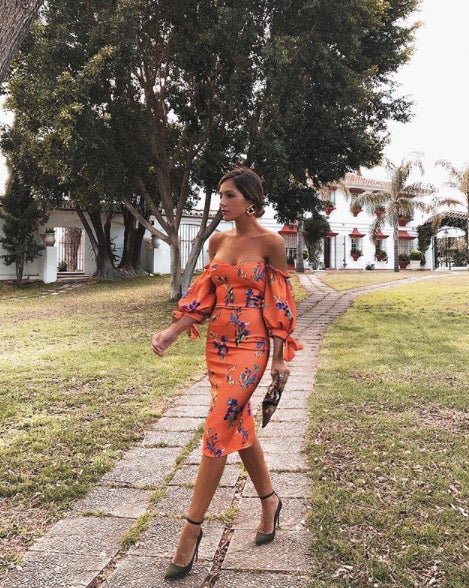 La influencer Rocio Osorno con vestido naranja y estampado floral de Asos.