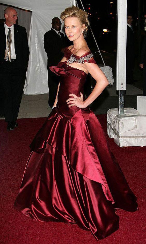 Charlize Theron con un vestido de John Galliano, en 2006.