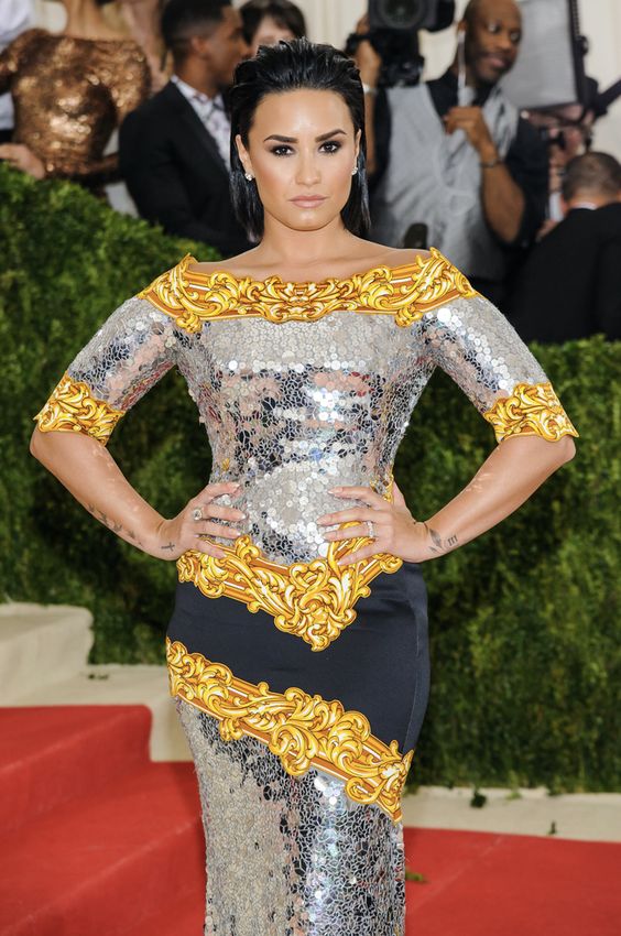 La cantante abandonó antes de tiempo la cena de la gala en 2016 porque otra famosa con la que compartía diseñador (Jeremy Scott) le hizo la vida imposible durante toda la alfombra roja y parte de la cena. Tanto fue así, que le dieron ganas de beber para soportar la situación (es alcohólica rehabilitada) y ante la situación decidió acudir a una reunión de alcohólicos anónimos. “ Me hizo sentir tan incómoda, que solo podía pensar en beber ”, contó meses más tarde Lovato. ¿Quién era la arpía? Los rumores apuntan a Nicki Minaj.