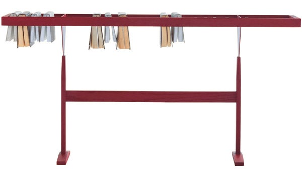 Parecía que el concepto de librería era inmutable, pero el dúo británico Raw Edges nos propone esta forma de "tender" las palabras.